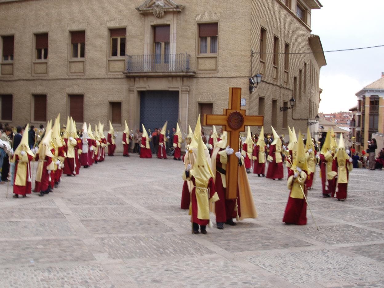 Procesión de Semana Santa en la plaza de la Catedral de Huesca